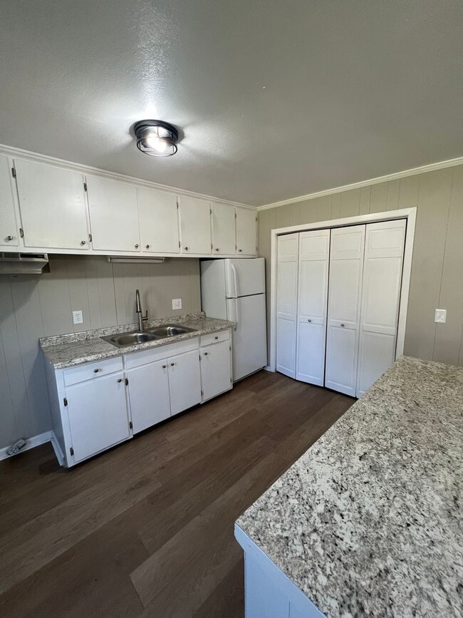 Building Photo - Beautifully Renovated Tiny Home in Martin!