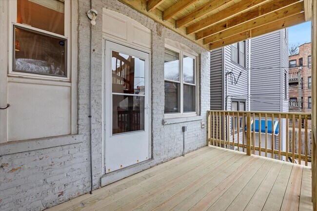 Foto del edificio - 6445 N Greenview Ave