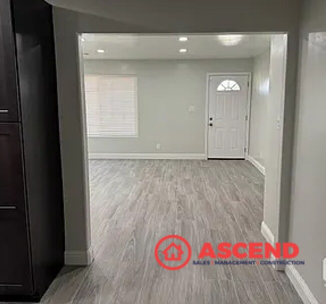 Building Photo - Beautiful 3 Bedrom Home Off Manor St.