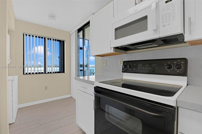 Foto del edificio - 15545 N Miami Lakeway