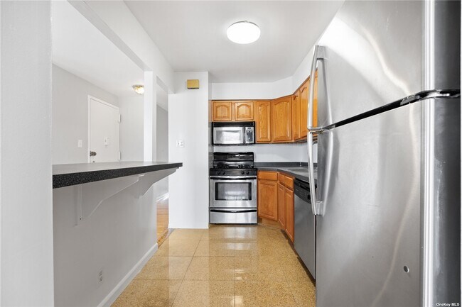 Building Photo - 40-44-44 Clearview Expy