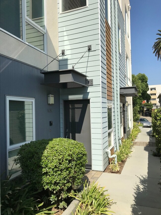 Foto del edificio - Modern Home in Hollywood with 2-Bedrooms, 3 Baths, 2-Car Attached Garage, and Private Rooftop Deck