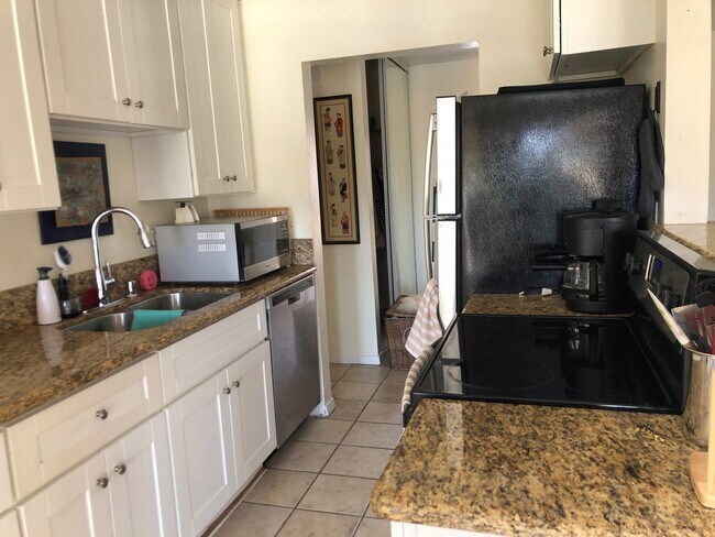 Foto del edificio - North PB 2 Bedroom 2 Bath Condo in Del Rey...