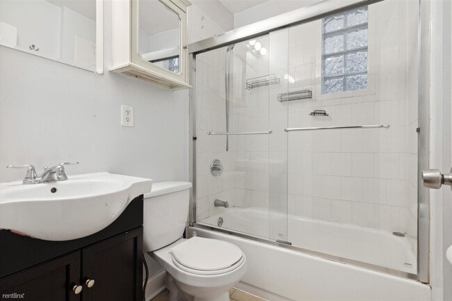 Building Photo - 3 br, 1 bath Triplex - 1729 W MONTGOMERY A...