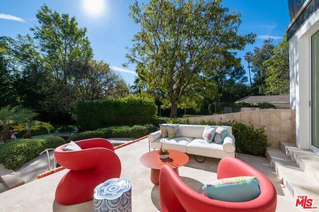 Foto del edificio - 661 Doheny Rd