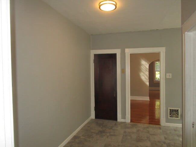 Building Photo - 1531 McCausland Ave