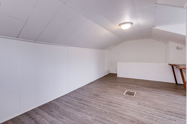 Foto del edificio - Available NOW- Charming 3 Bedroom Townhouse in the Heart of Mt. Oliver!