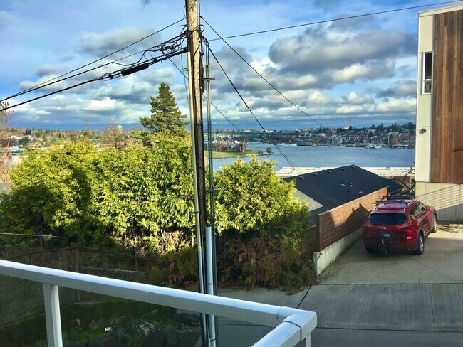 Foto del edificio - Gorgeous Queen Anne View Condo