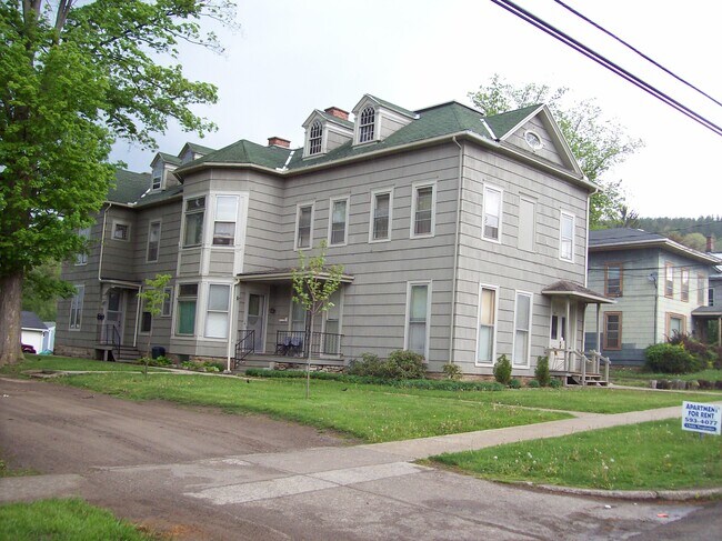 Exterior Corner of the Apt on the 2nd Floor - 105 E Pearl St
