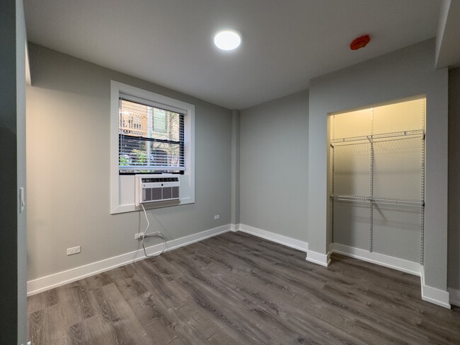 Building Photo - 515 W Belmont Ave