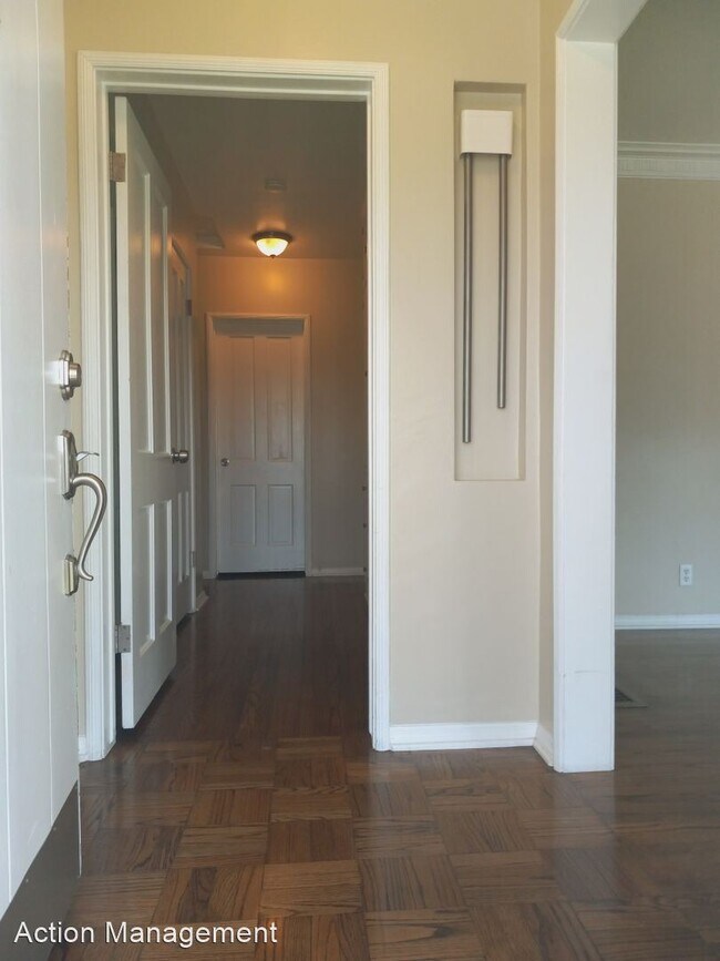 Building Photo - 4 br, 2.5 bath House - 2603 E. Wall St.
