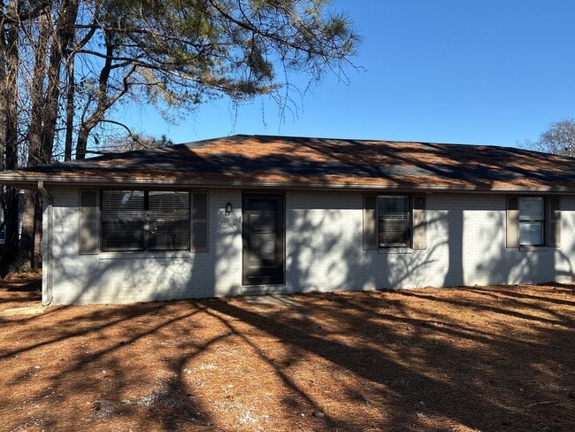 Foto del edificio - $500 OFF 1st FULL MONTHS RENT...Renovated 2 Bedroom Duplex in Manchester