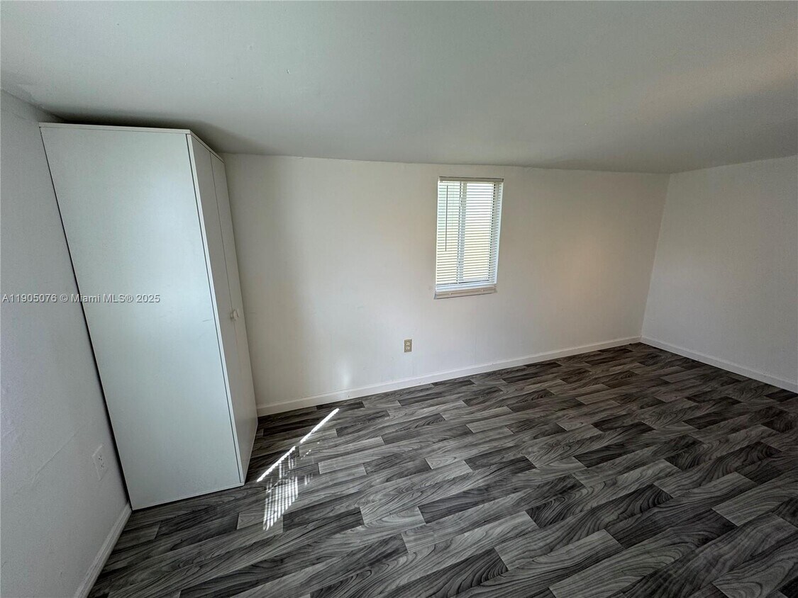 Foto del edificio - 2549 NE 190th St