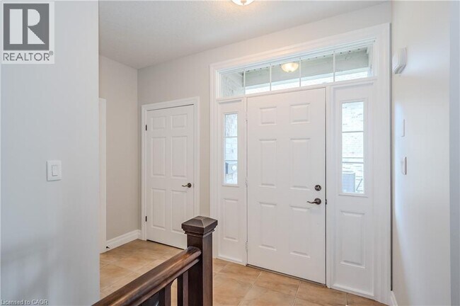 Building Photo - 875 University Ave E