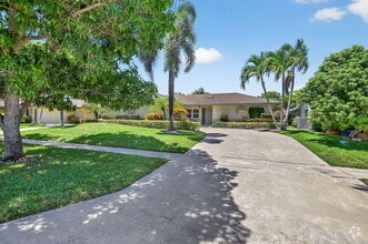 Building Photo - 6385 Hollandaire Dr E