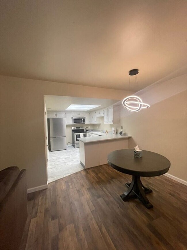 Building Photo - Beautifully updated and move-in ready condo!!