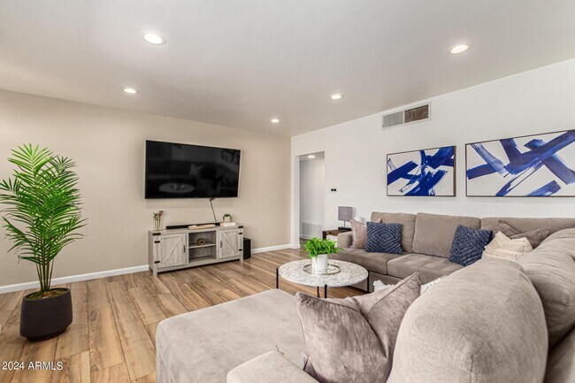 Foto del edificio - 8302 E Windsor Ave