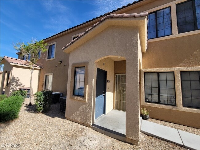 Building Photo - 2151 Hussium Hills St