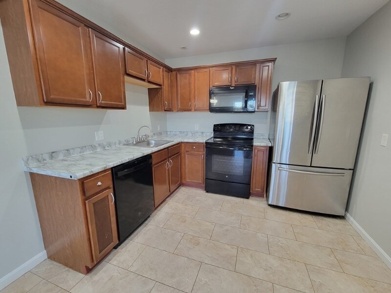 Primary Photo - 70 Oak St Ext