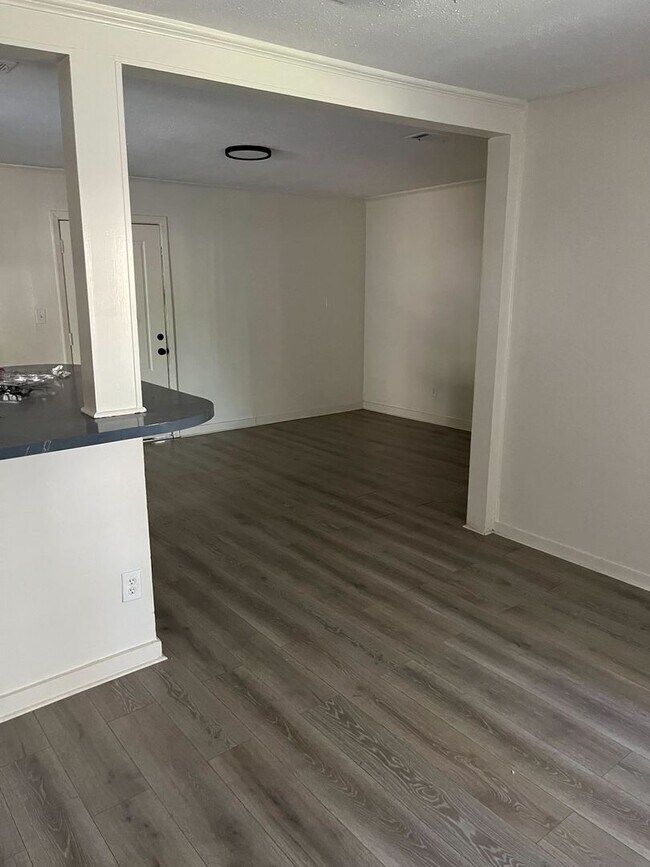 Building Photo - 3 Bedroom 1 Bath