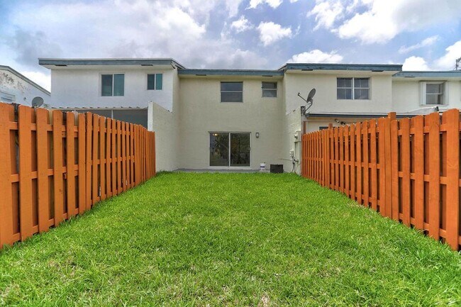Foto del edificio - Southwest 8th Street, North Lauderdale, FL 33068 - 3 BR 2.5 BA townhouse