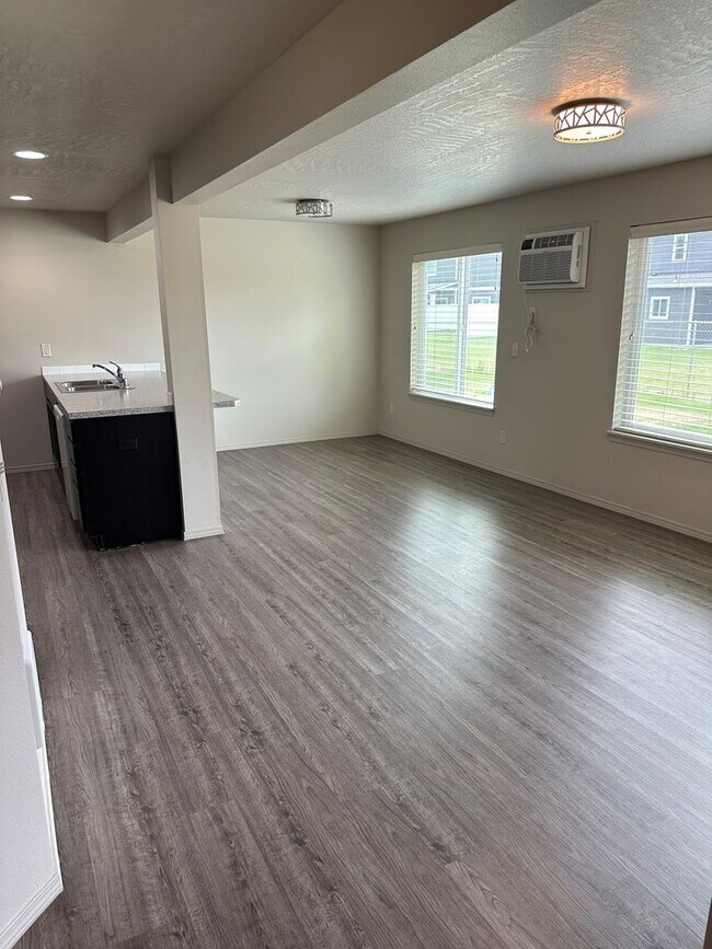 Building Photo - Stunning 4 Bedroom 2.5 Bath Duplex town ho...