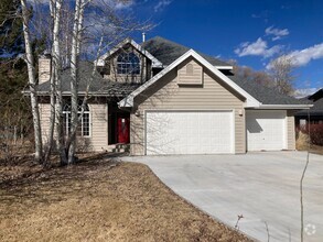 Building Photo - 300 Horse Thief Ln