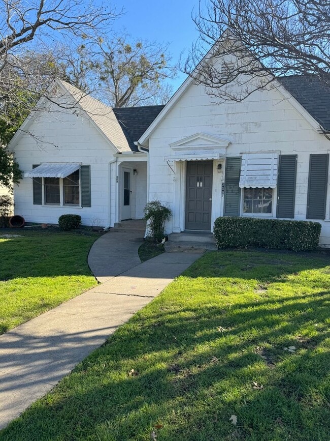 Building Photo - 309 S Alamo St
