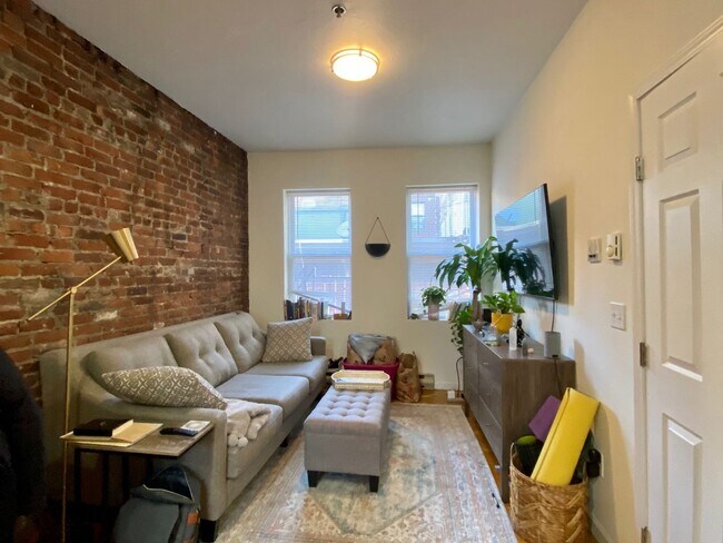 Building Photo - Nicely renovated 1 bed in the heart of the...