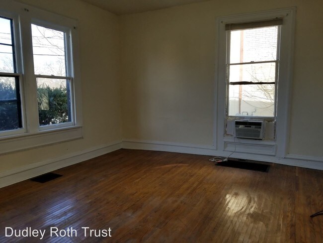 Building Photo - 2 br, 1 bath Apartment - 402 N 10th A