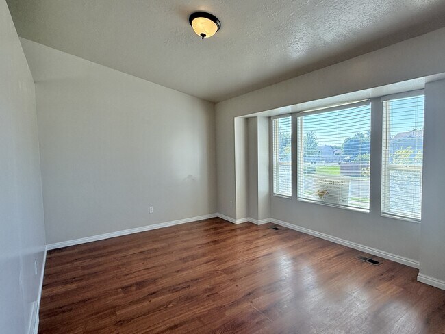 Building Photo - 2022 N 850 W