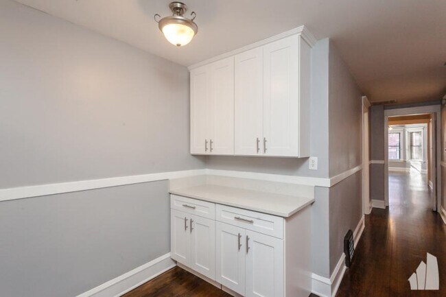 Foto del edificio - 2 bedroom in Chicago IL 60657