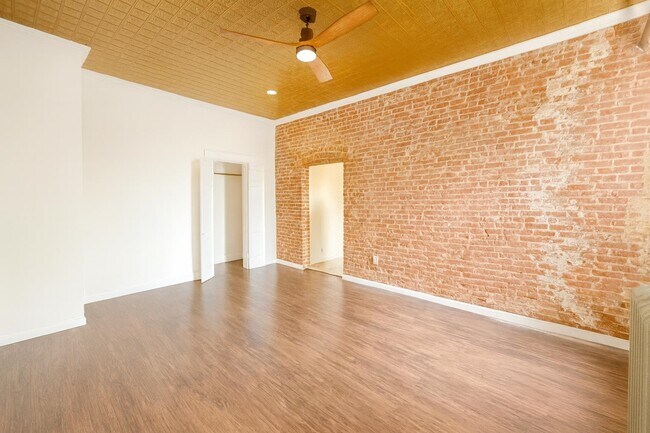 Foto del edificio - 155 Midland Ave