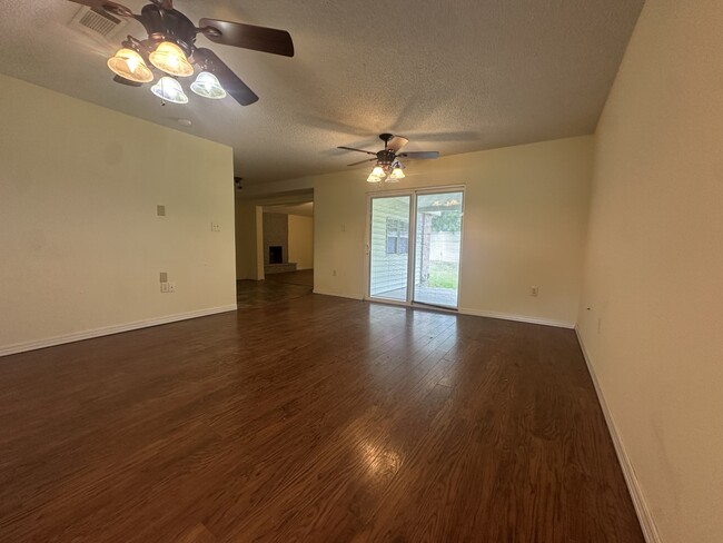 Building Photo - 140 Whispering Pines Loop