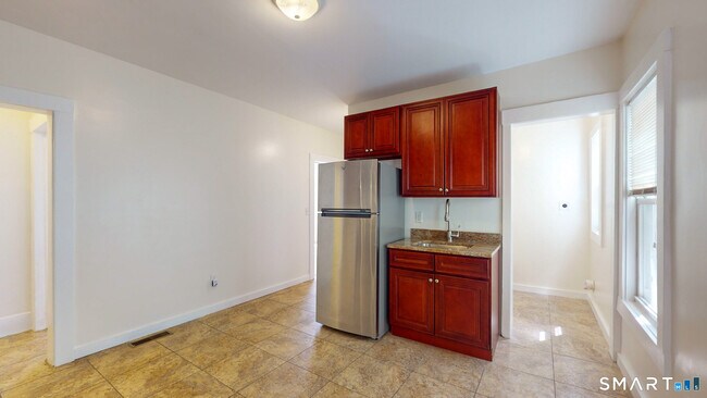 Foto del edificio - 679 Winchester Ave