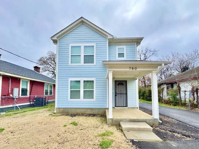 Photo - 780 Woodlawn St House