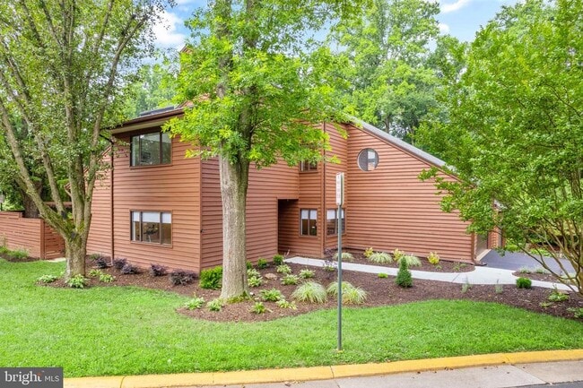 Building Photo - 2120 S Bay Ln