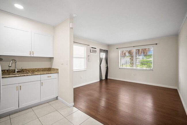 Foto del edificio - ANNUAL RENTAL - 1 Bedroom, 1 Bath Duplex in Naples Park