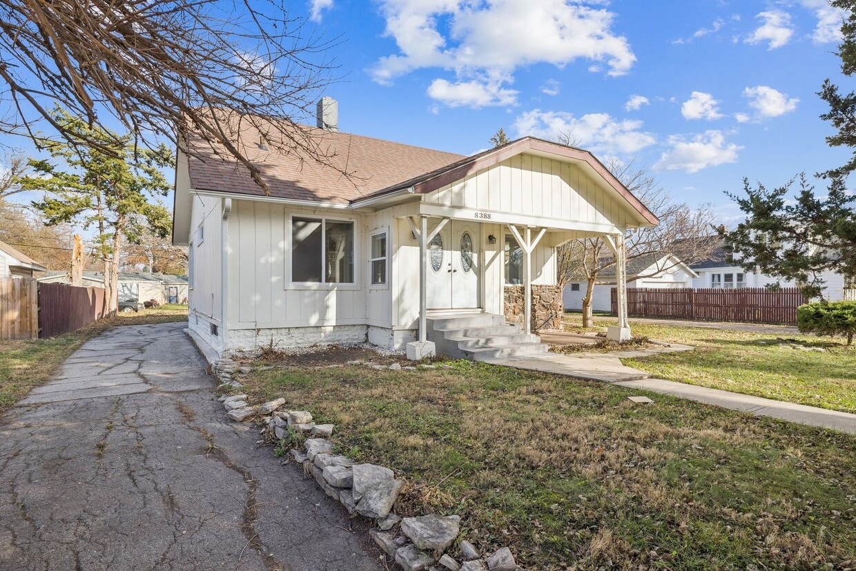 Photo - 8388 Webster St