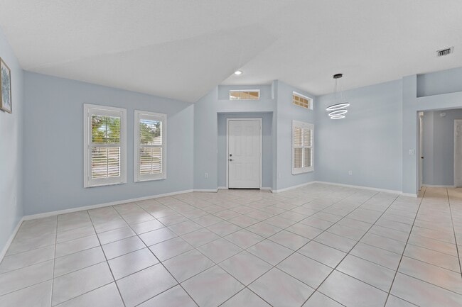 Foto del edificio - Absolutely stunning executive (LARGE) 3 BR / 2 BA / 2 Car Garage home in the highly sought after ...