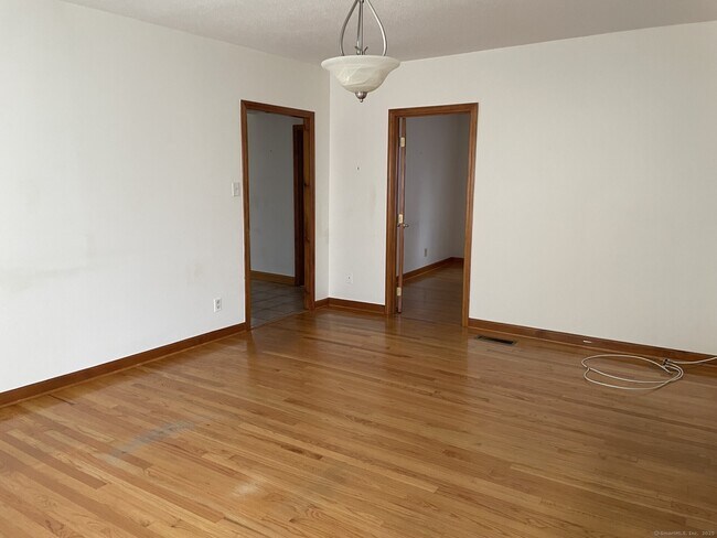 Foto del edificio - 32 Rourke Ave