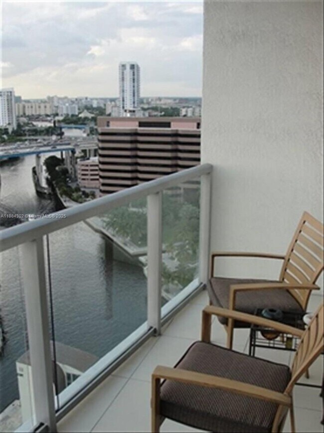 Foto del edificio - 185 SW 7th St