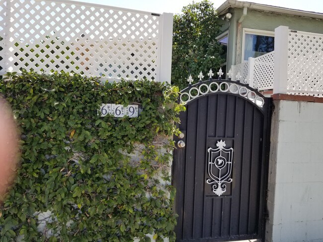 Puerta lateral/Entrada al estudio - 669 Fairmont Ave
