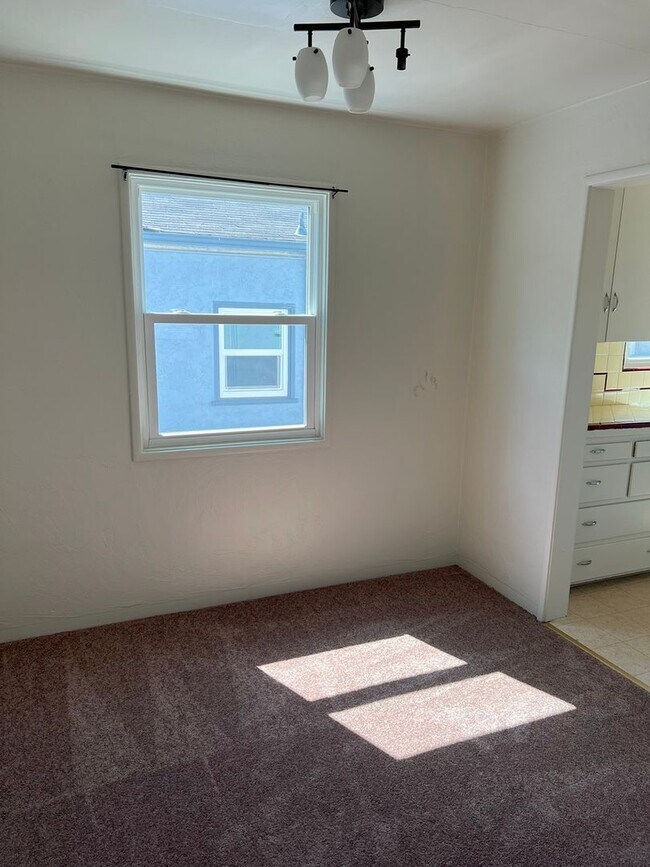 Foto del edificio - CHARMING 1bd/1ba DUPLEX TUCKED AWAY OFFTHE...