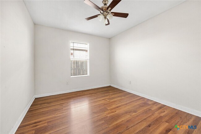 Foto del edificio - 4006 Waterproof Dr