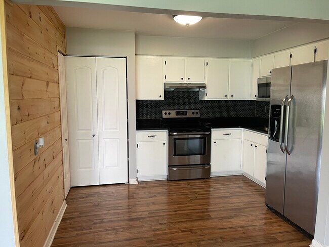 Building Photo - 8545 Kennedy Cir