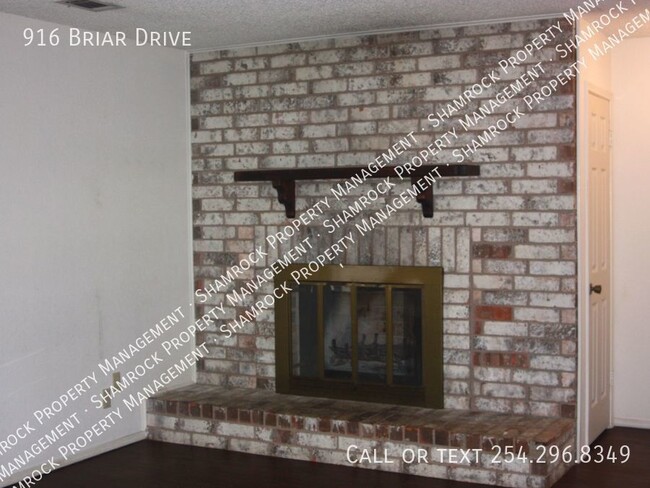 Building Photo - Large duplex close to shopping!