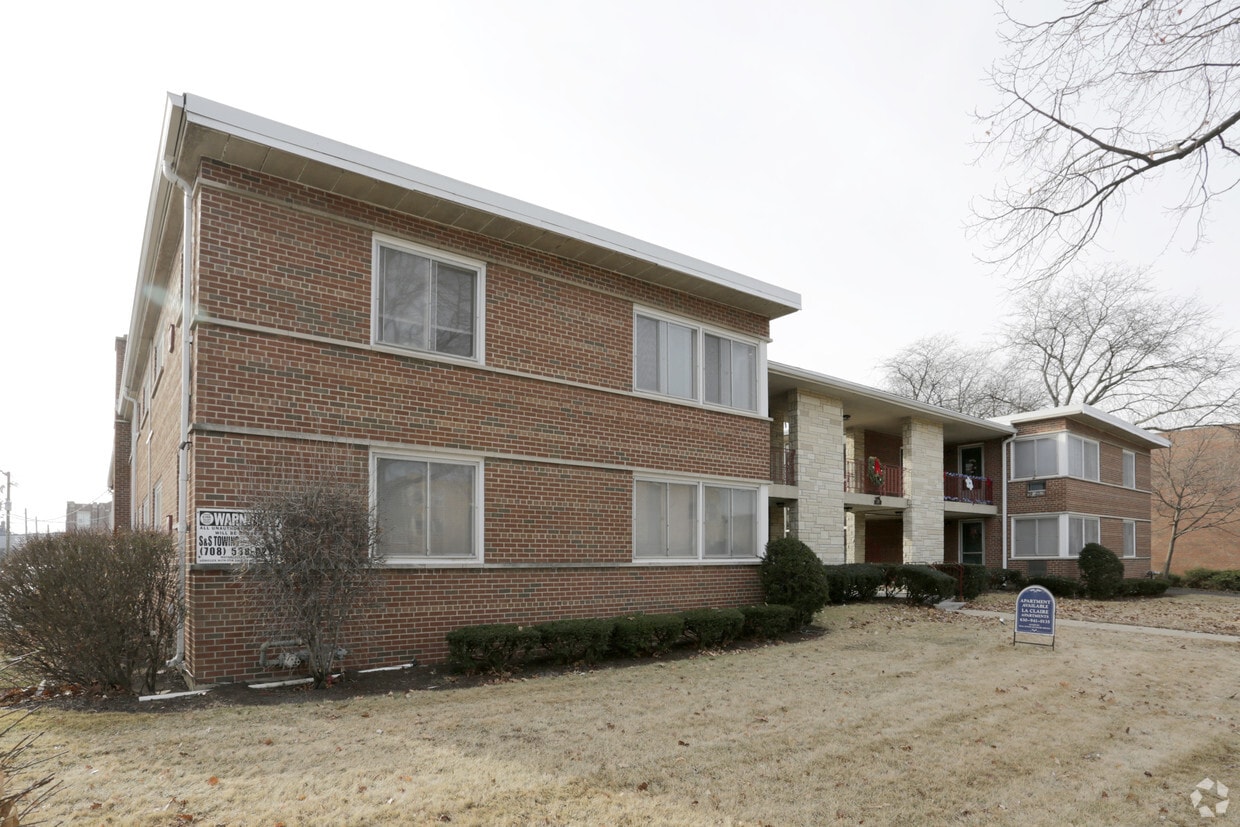 La Claire Apartments in Elmhurst, IL