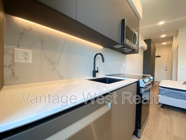 Photo du bâtiment - 404-720 KLO Rd