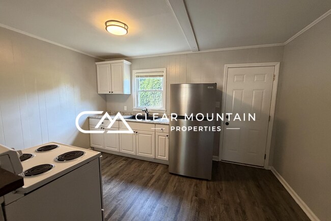 Foto del edificio - Renovated 2BR Apartment Near Downtown Greer